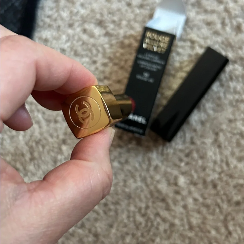 CHANEL Rouge Allure Velvet Lipstick 58 Rouge Vie
